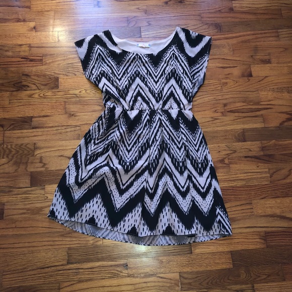 7 for $25 🎉 Black and Tan Almost Famous Dress - Picture 2 of 6
